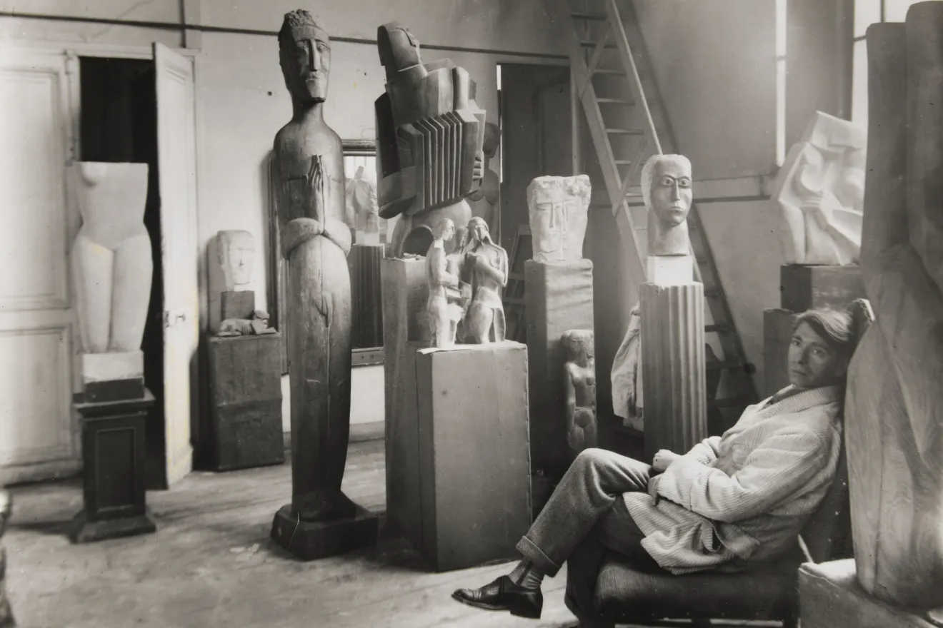 Zadkine dans son appartement de la rue Rousselet