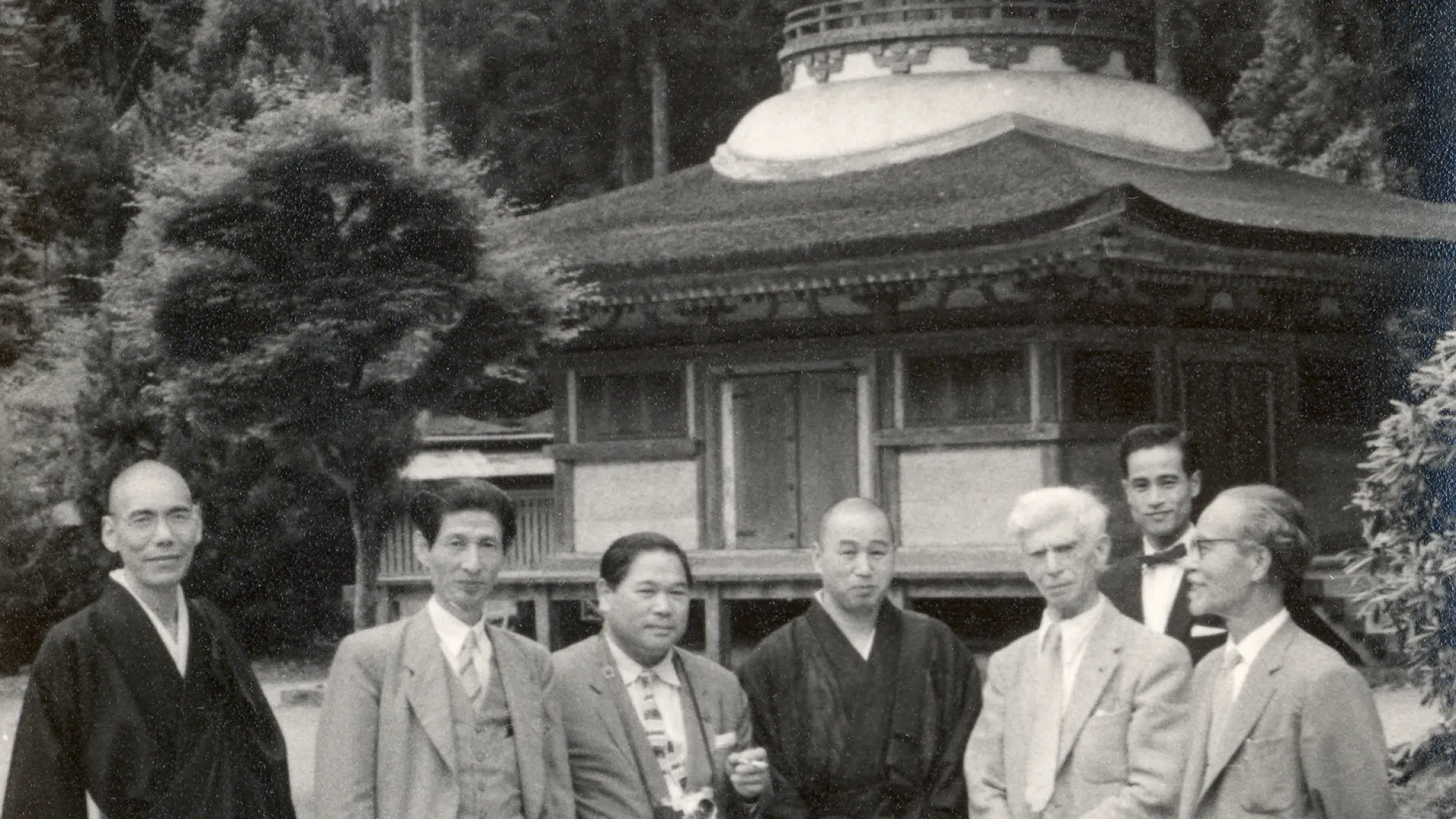 Zadkine devant un temple au Japon