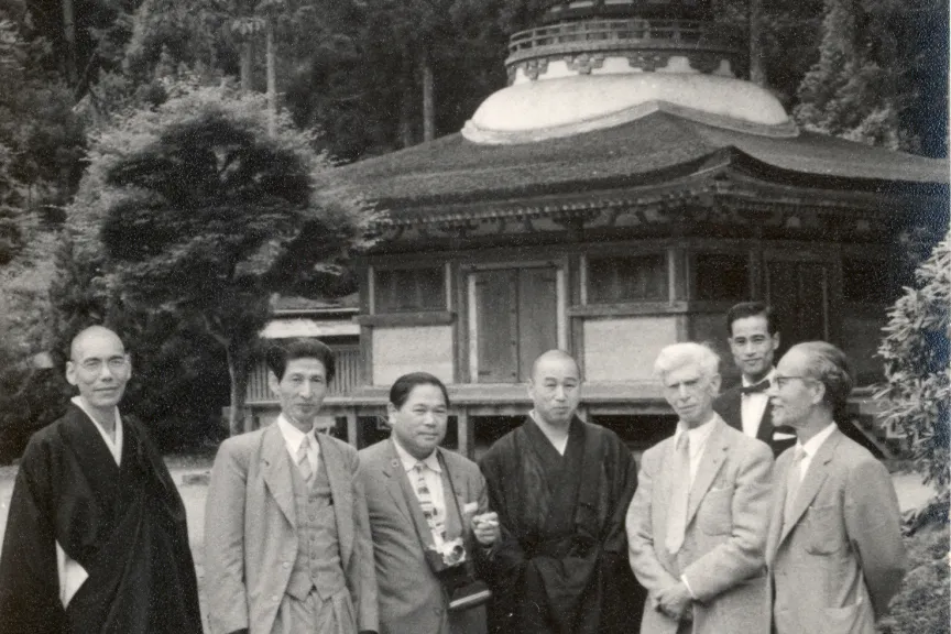 Zadkine devant un temple au Japon